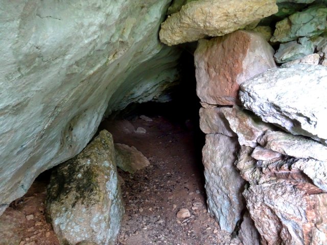 Sur la gauche, un passage discret mène à l'entrée d'un boyau souterrain