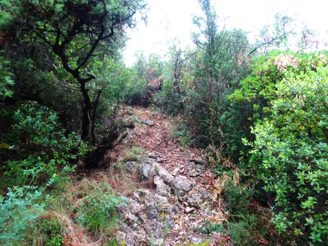 Le sentier vers la cascade figée et l'abri troglodyte