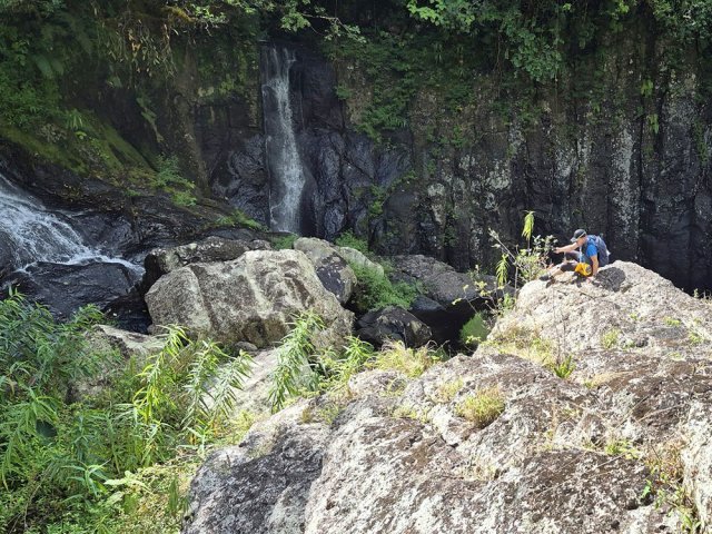 Si la roche est sèche, on peut s'approcher du vide pour admirer 4 cascades