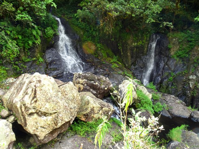 Deux autres chutes depuis le rocher surmontant le dernier bassin
