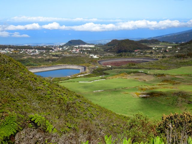 Vue sur les retenues collinaires des Herbes Blanches et du Piton Marcelin